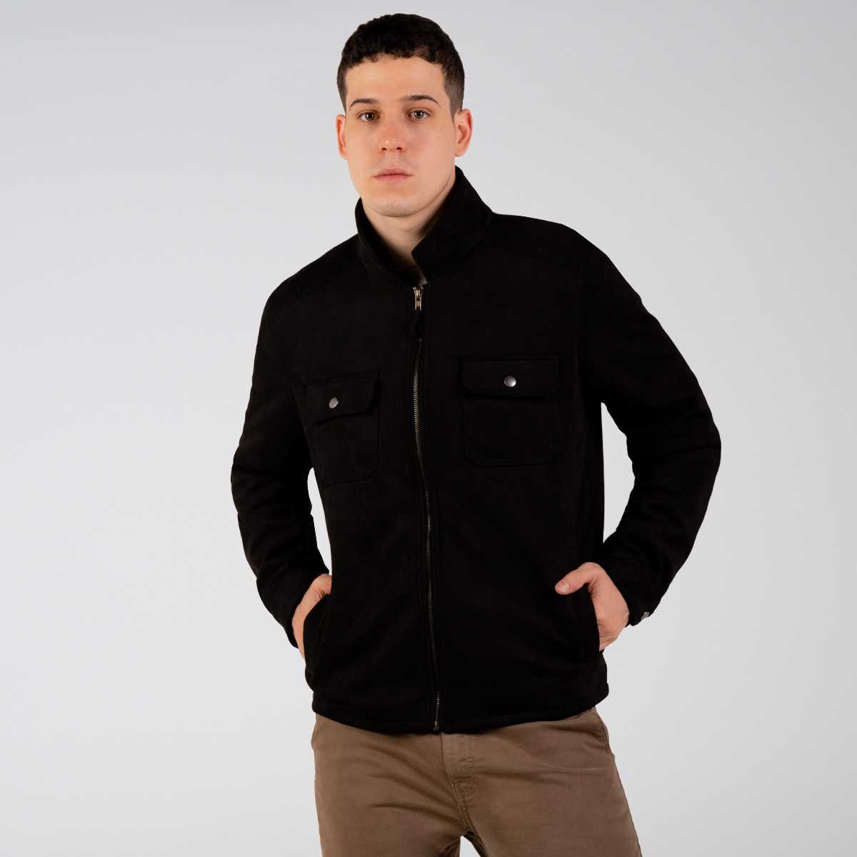 Chaqueta negra cuello alto