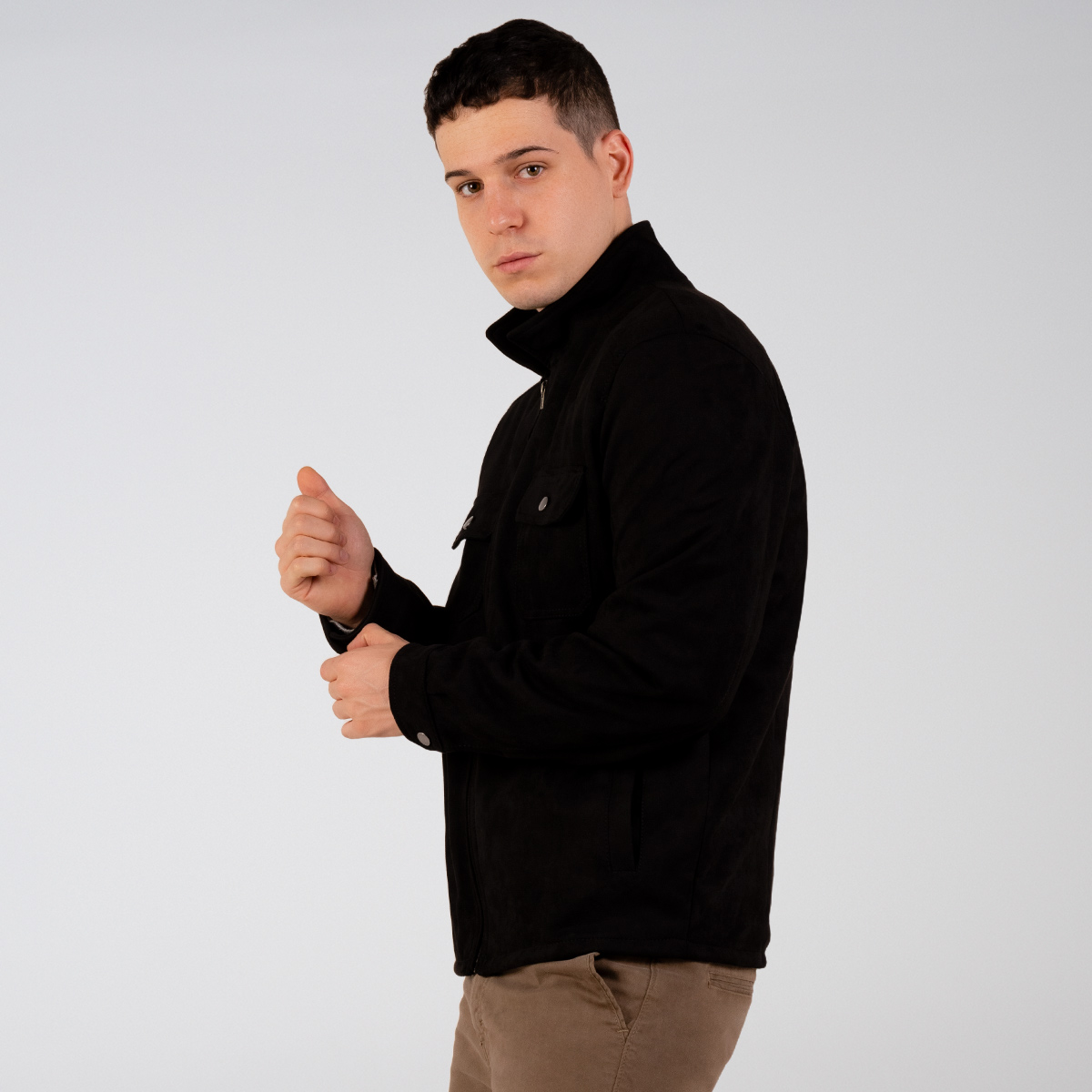 Chaqueta negra cuello alto