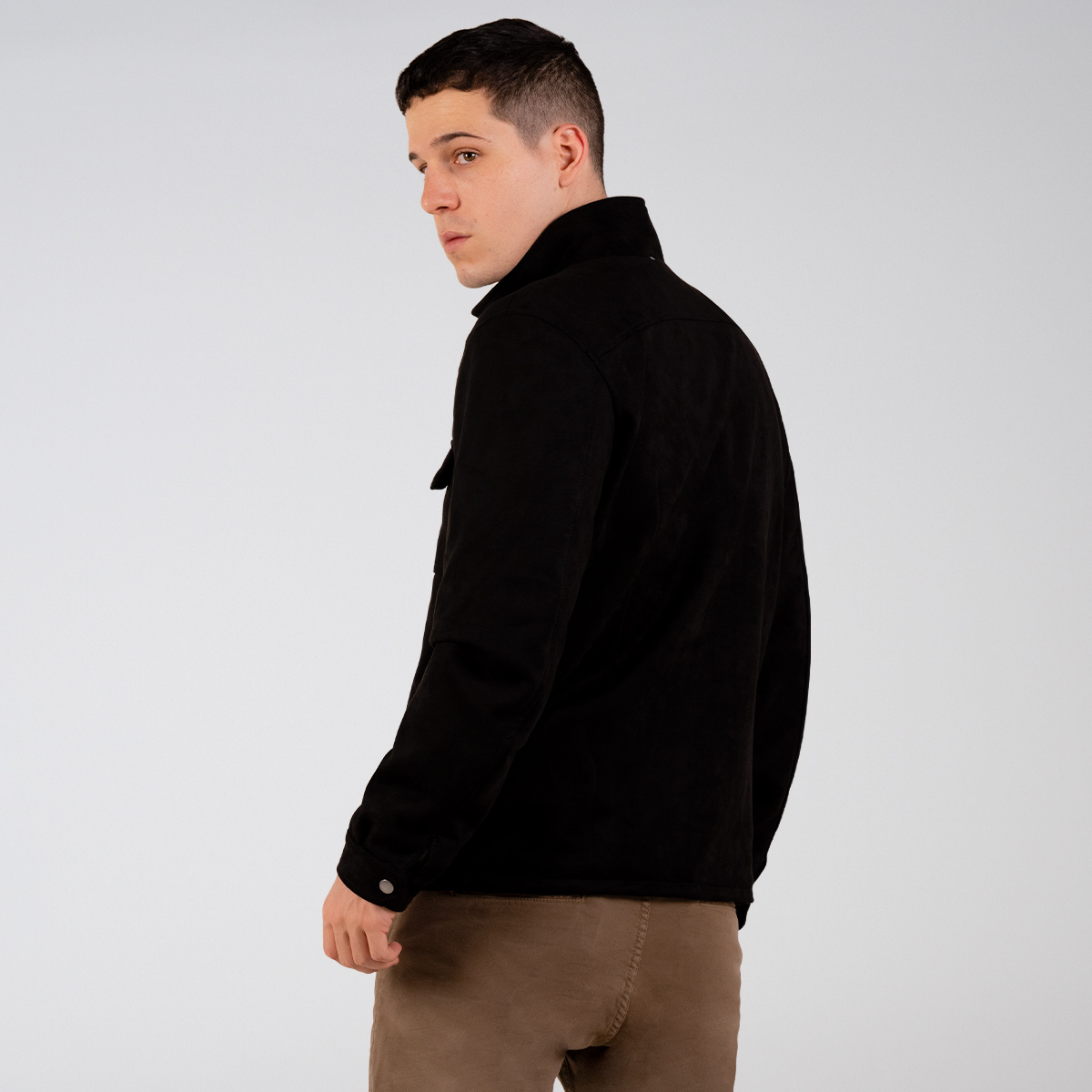 Chaqueta negra cuello alto