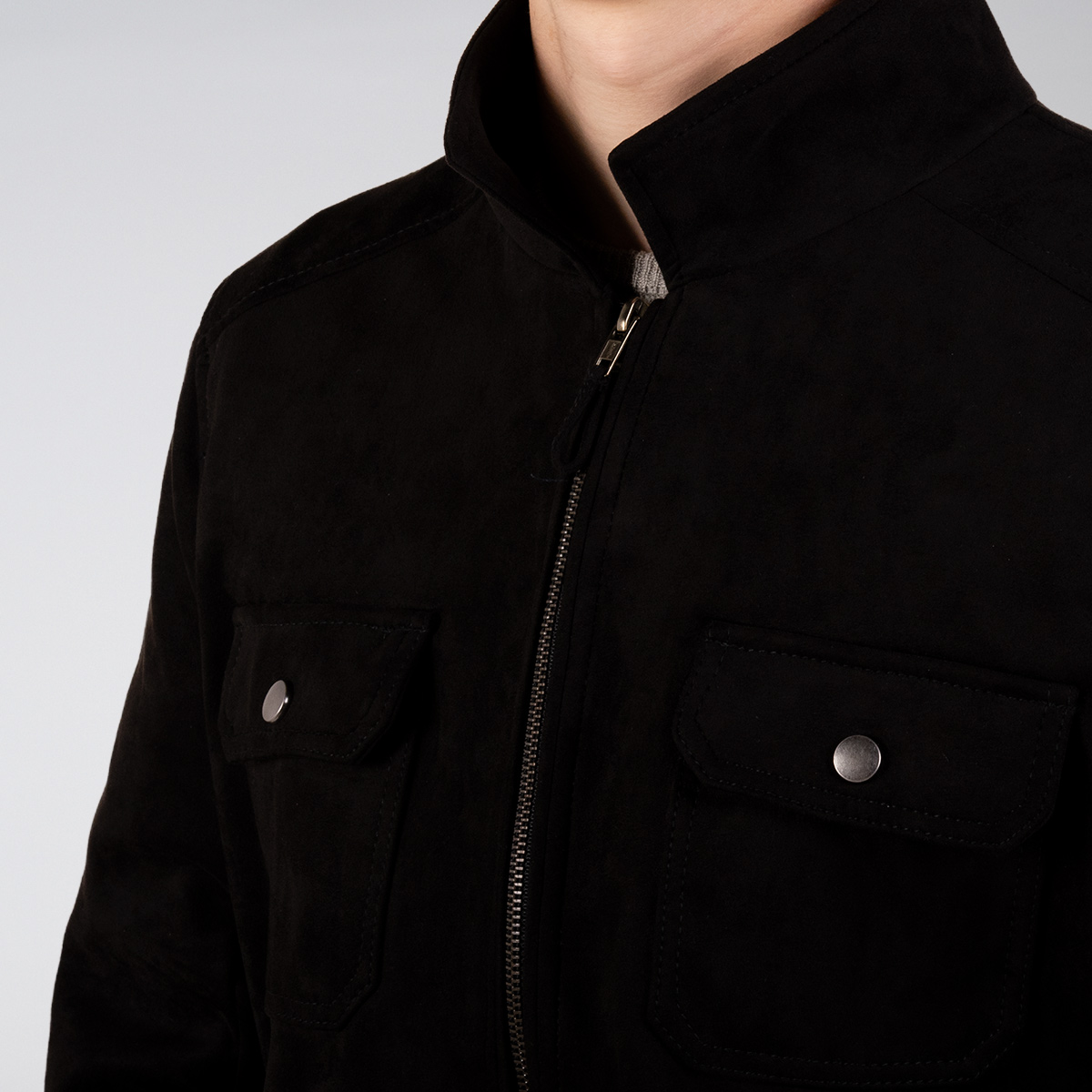 Chaqueta negra cuello alto