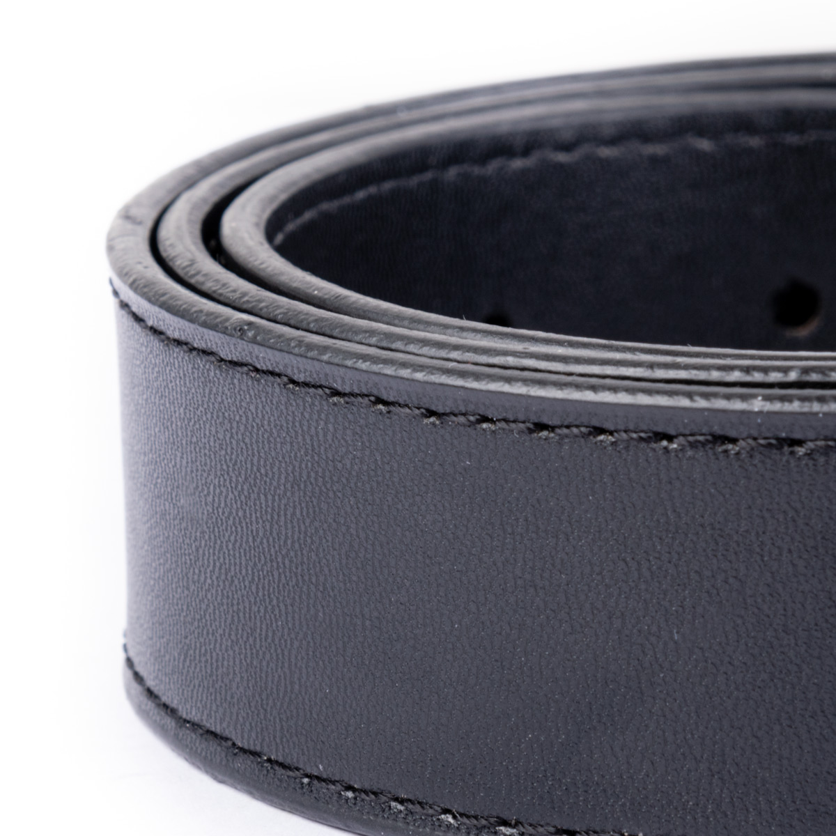 Cinturón negro con ojal