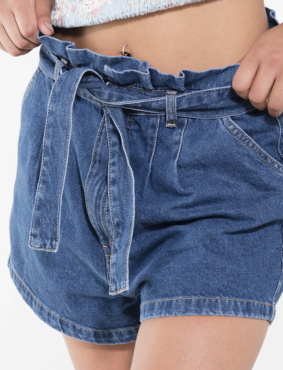 Short holgado con cinturón