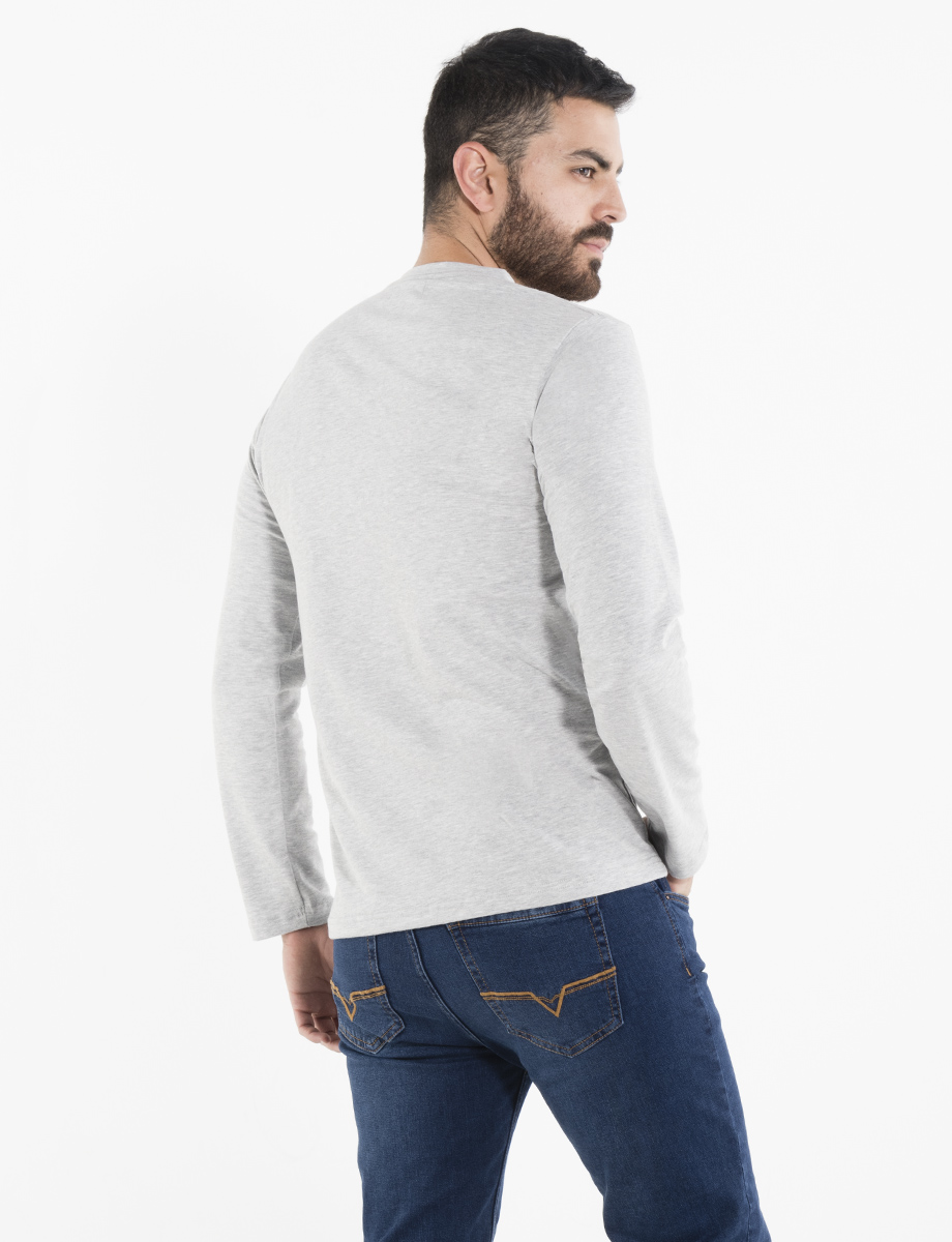 Buzo gris claro con estampado
