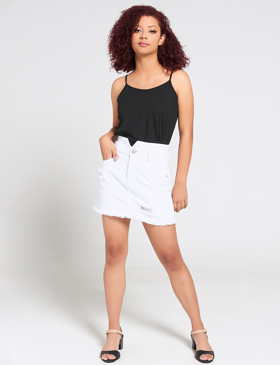 Falda blanca desflecada en baja