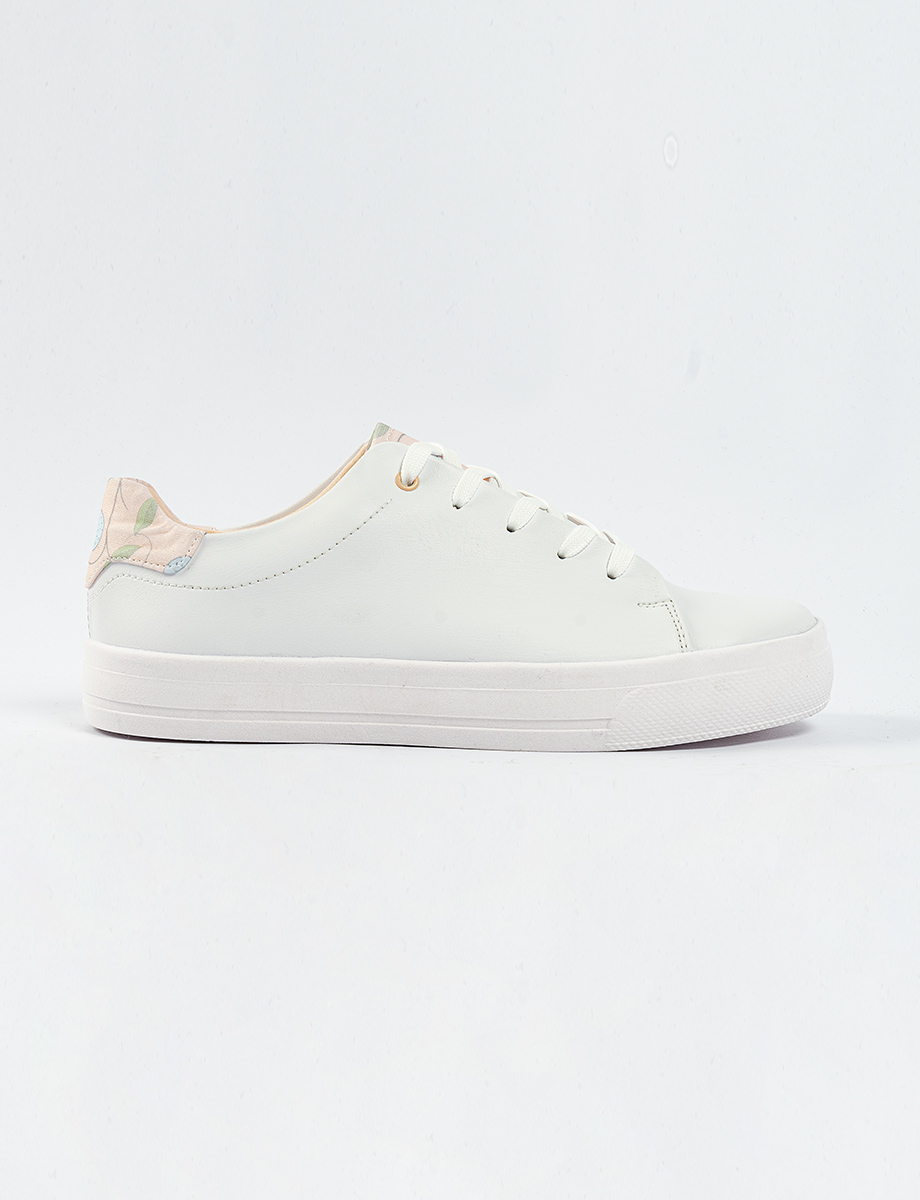 Sneaker llano con detalle hojas
