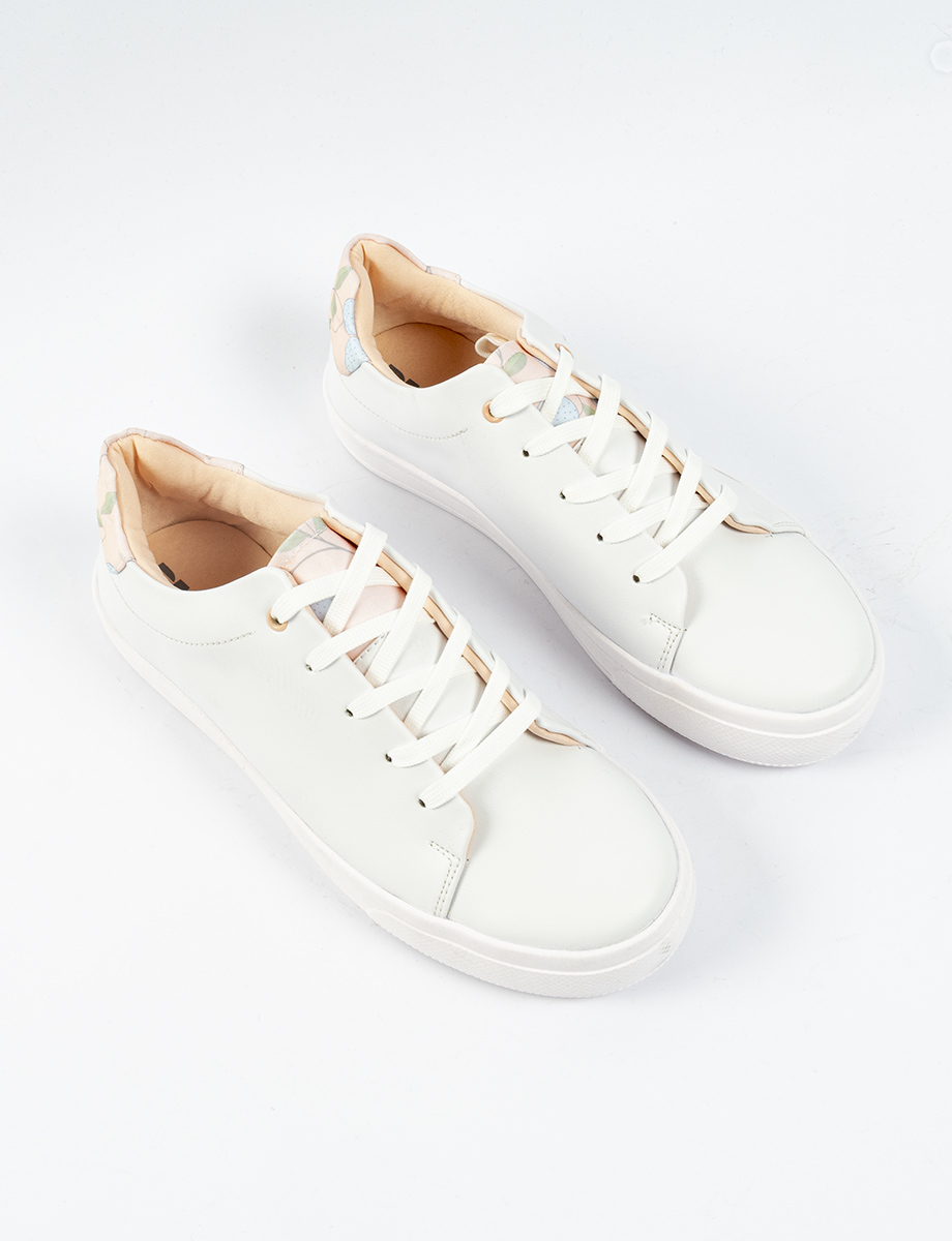 Sneaker llano con detalle hojas