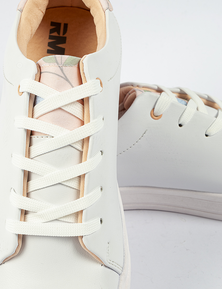 Sneaker llano con detalle hojas