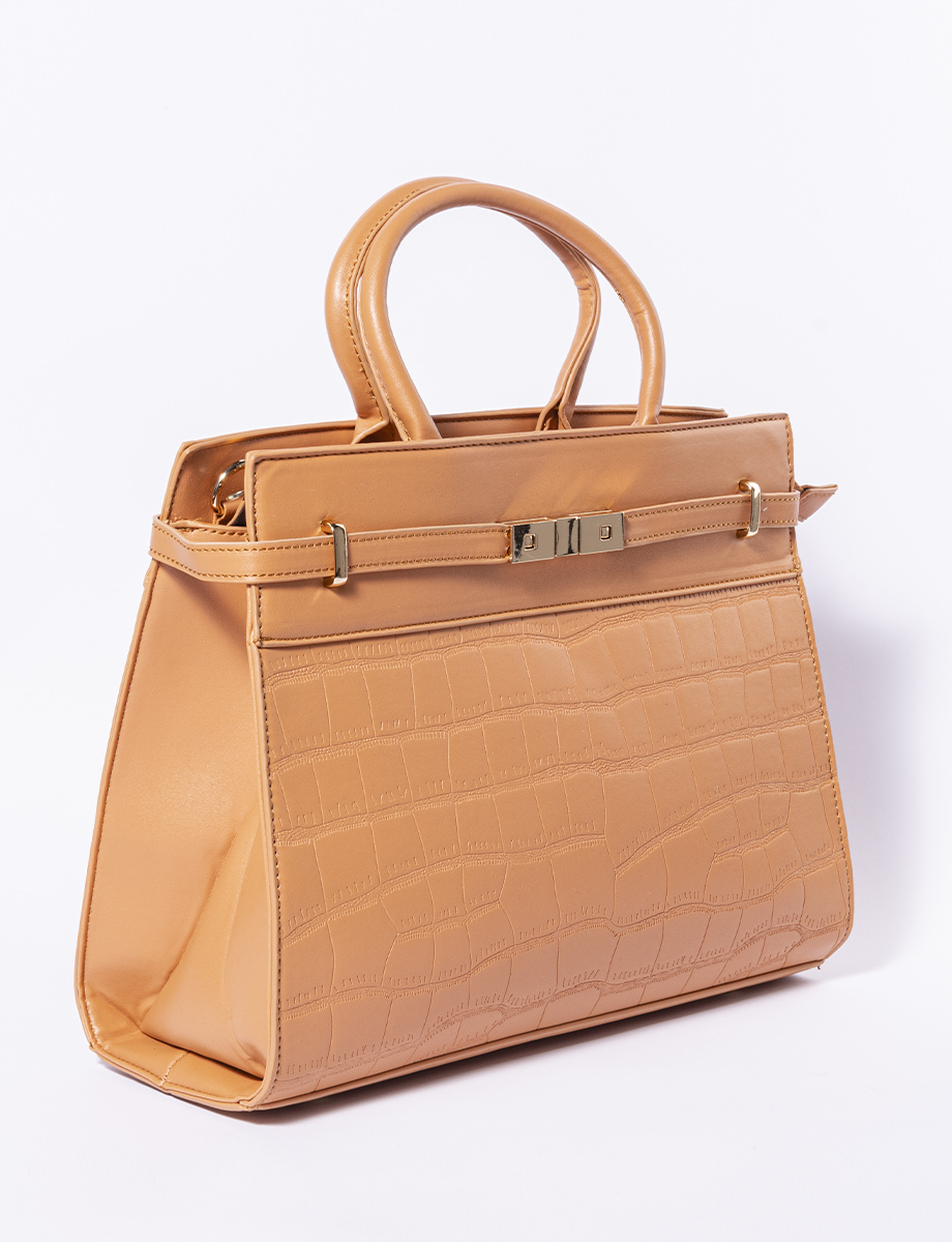 Cartera beige con apliques dorados