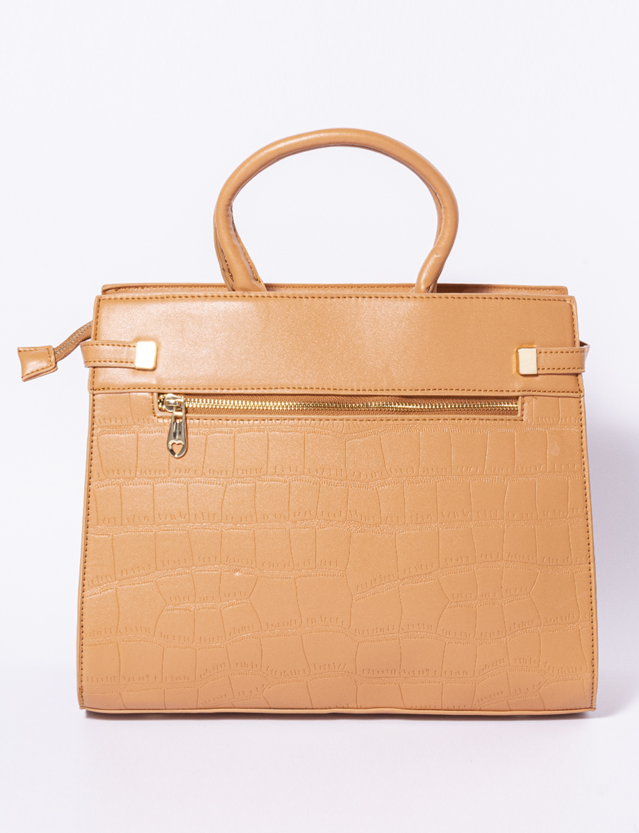 Cartera beige con apliques dorados