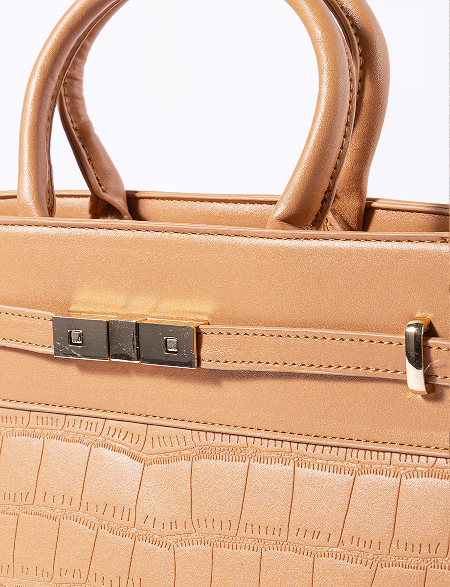 Cartera beige con apliques dorados