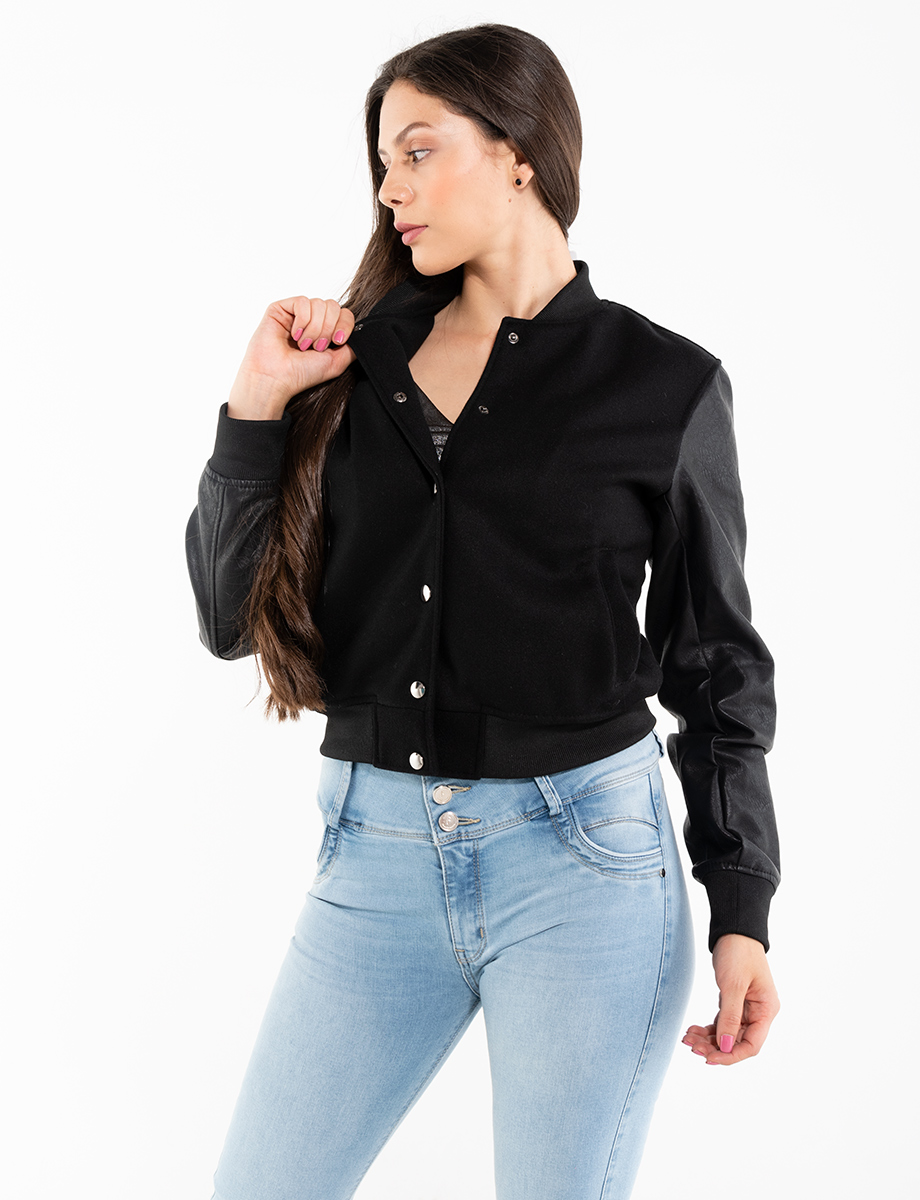 Chaqueta negra botones
