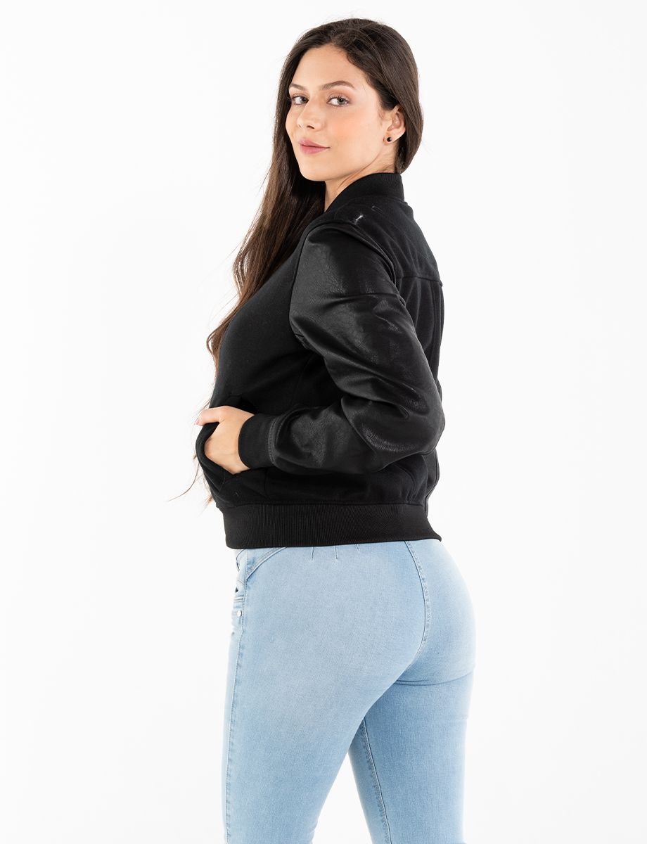 Chaqueta negra botones