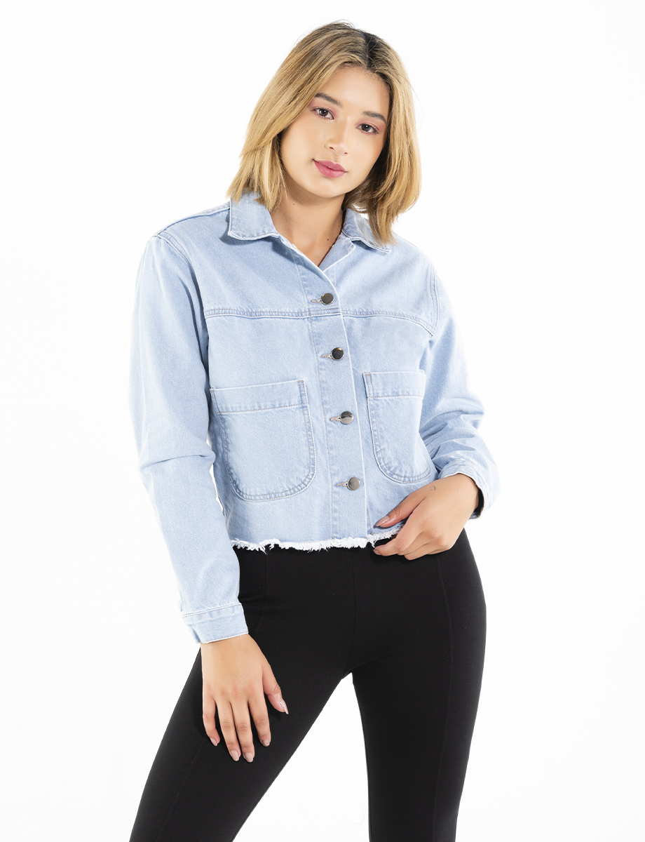 Chaqueta crop top con desgaste