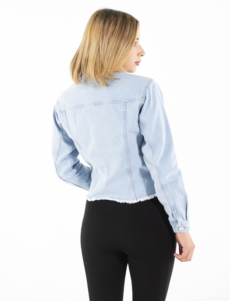 Chaqueta crop top con desgaste