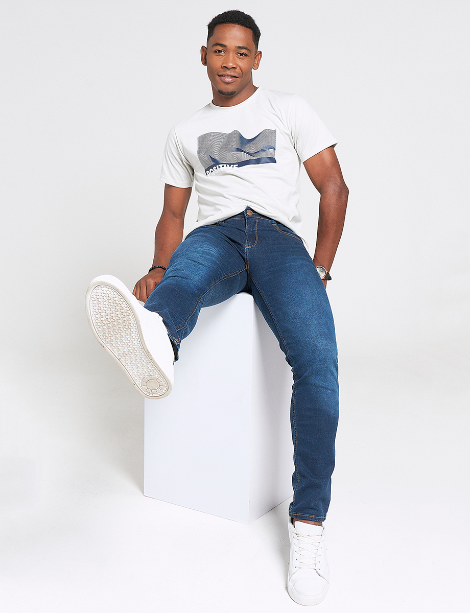 Jean azul medio con desgaste