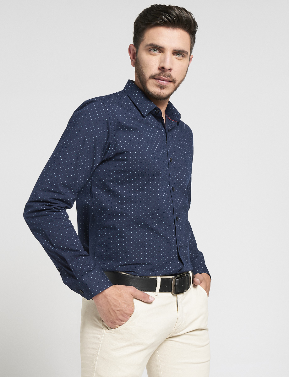 Camisa azul oscuro punteada