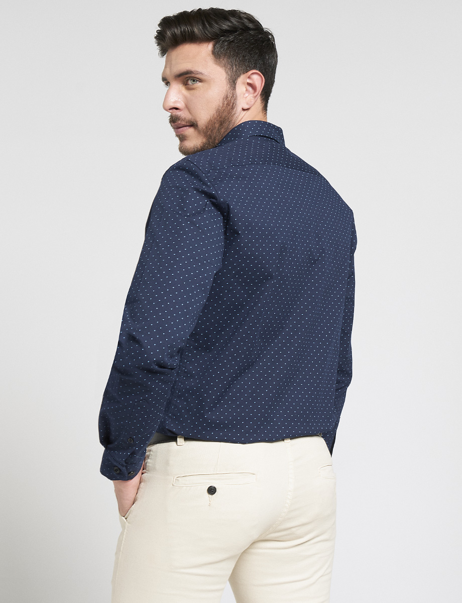 Camisa azul oscuro punteada