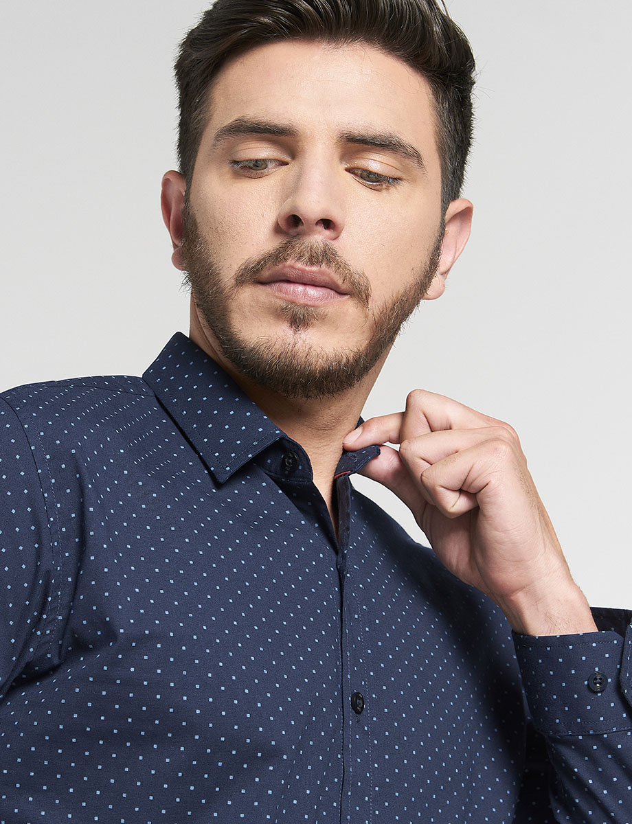 Camisa azul oscuro punteada