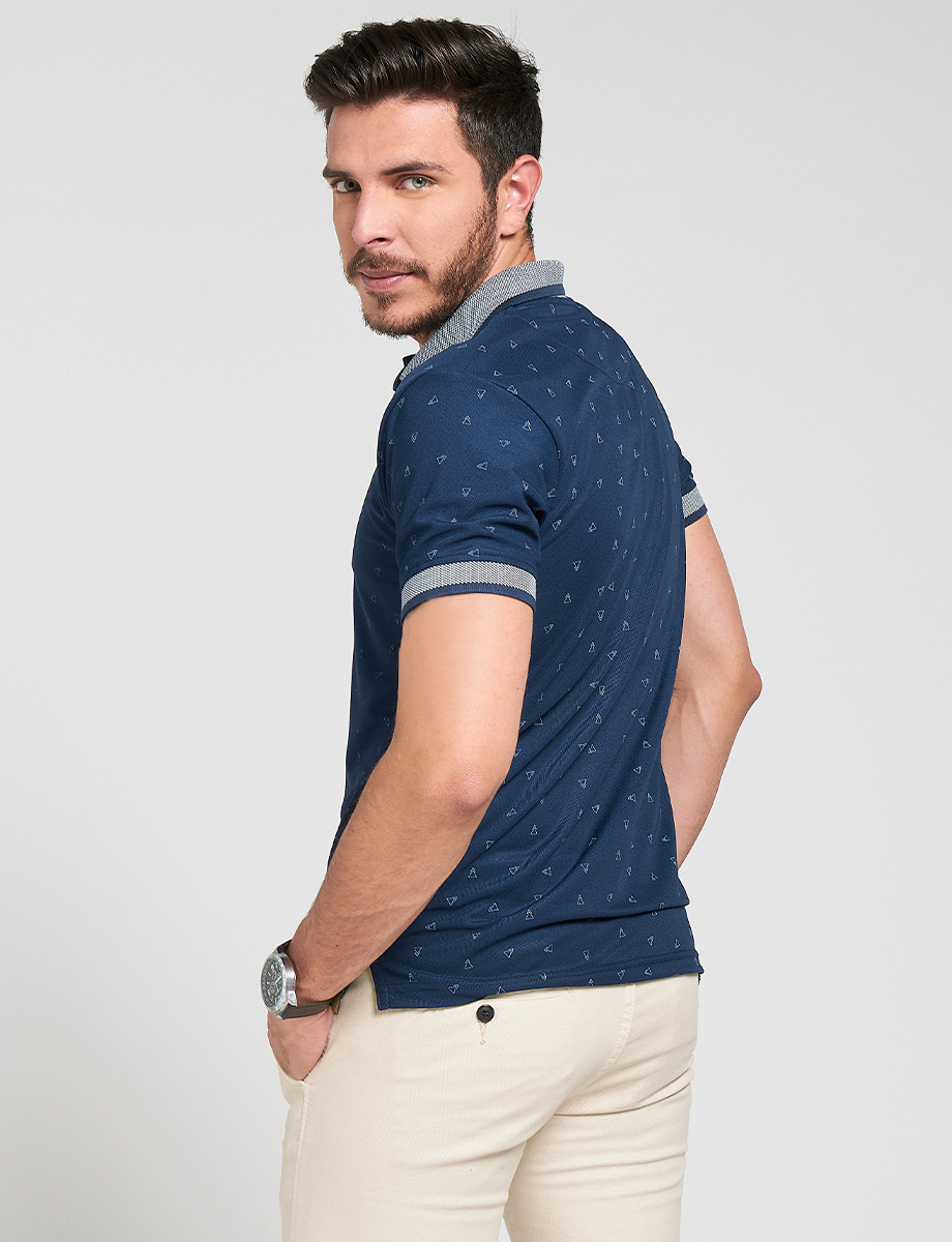 Polo prints triángulo azul