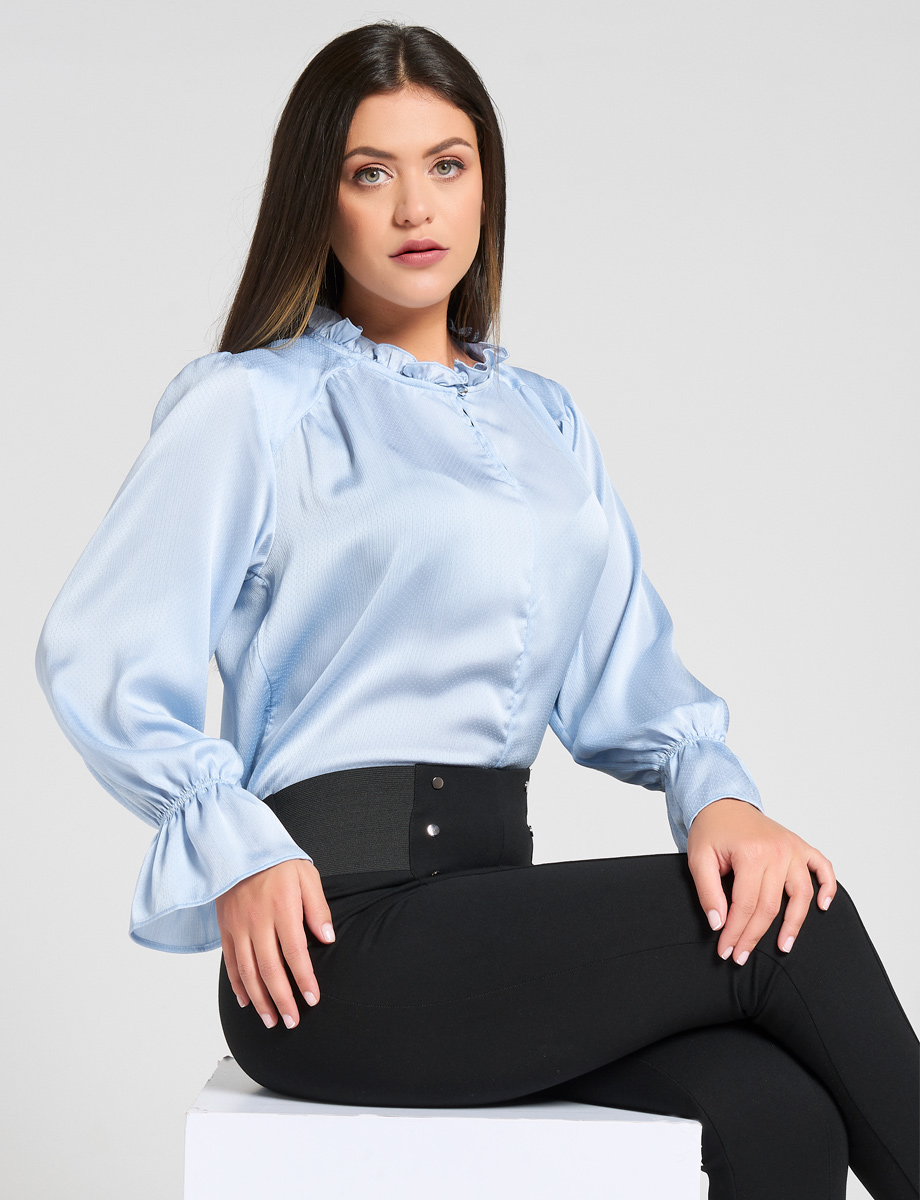 Blusa celeste clásica