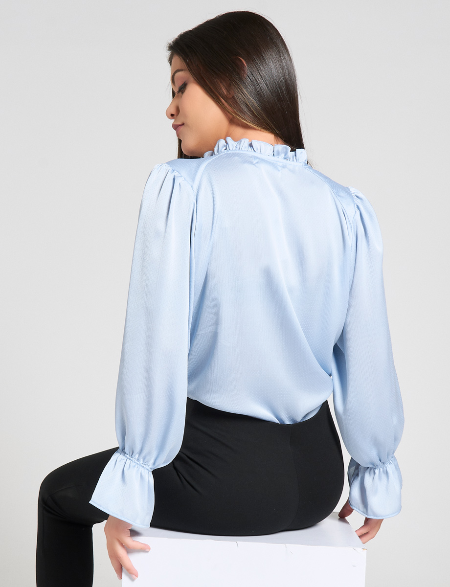 Blusa celeste clásica