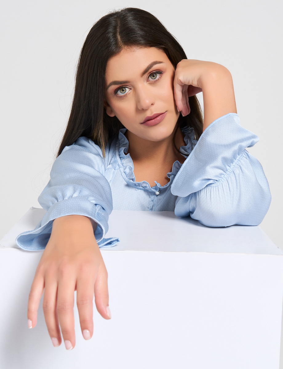 Blusa celeste clásica