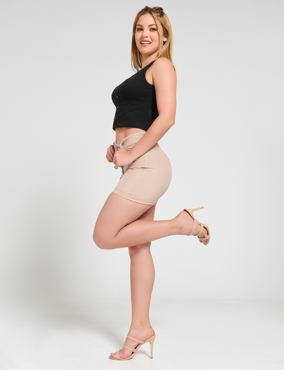 Short camel con cinturón