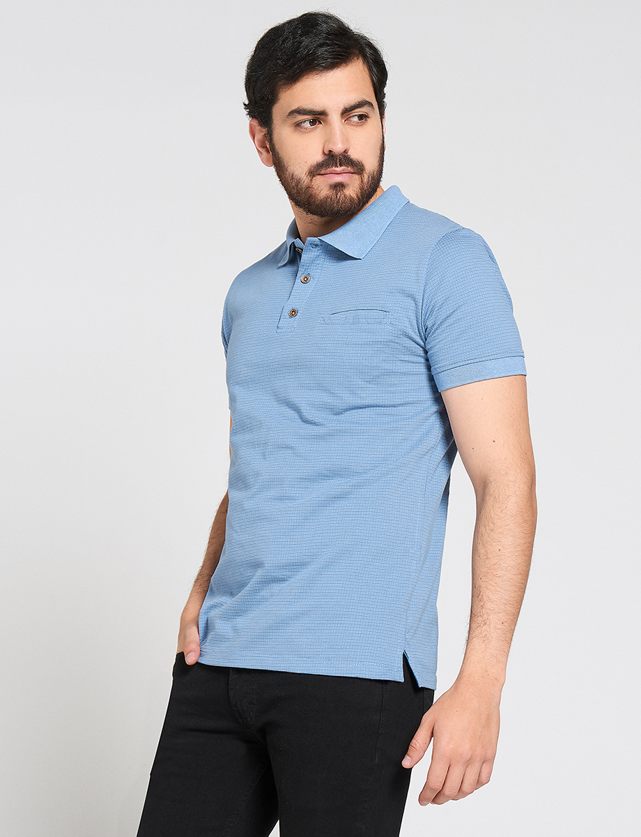 Polo con textura azul claro