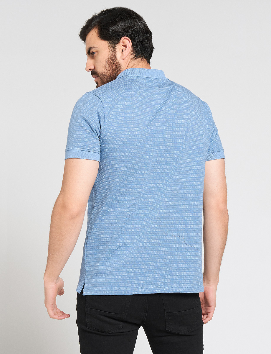 Polo con textura azul claro