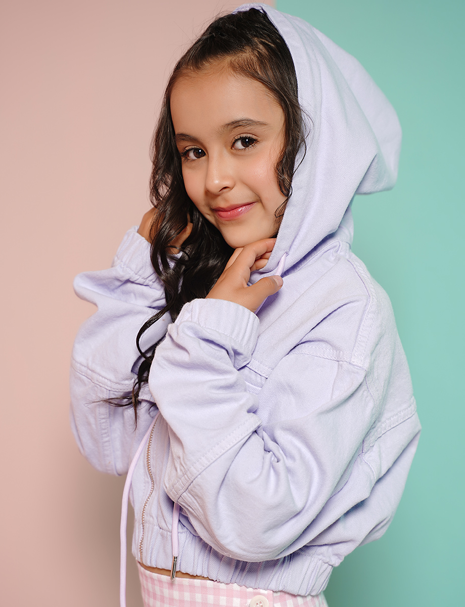 Chaqueta lila con capucha