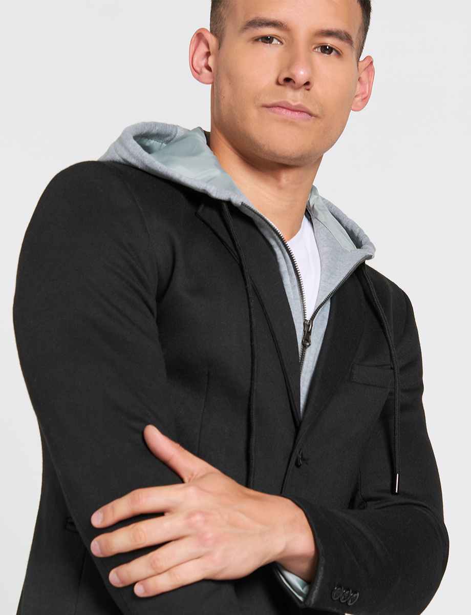 Blazer Negro con Capucha