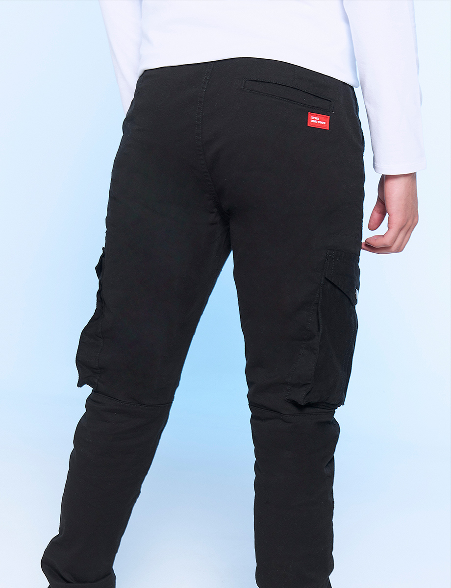 Jogger con Bolsillos Cargo Negro