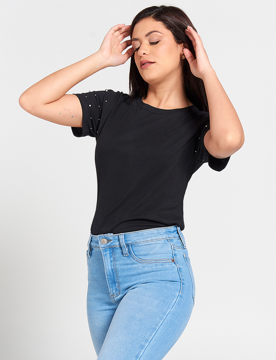 Camiseta Negra con Perlas en Mangas