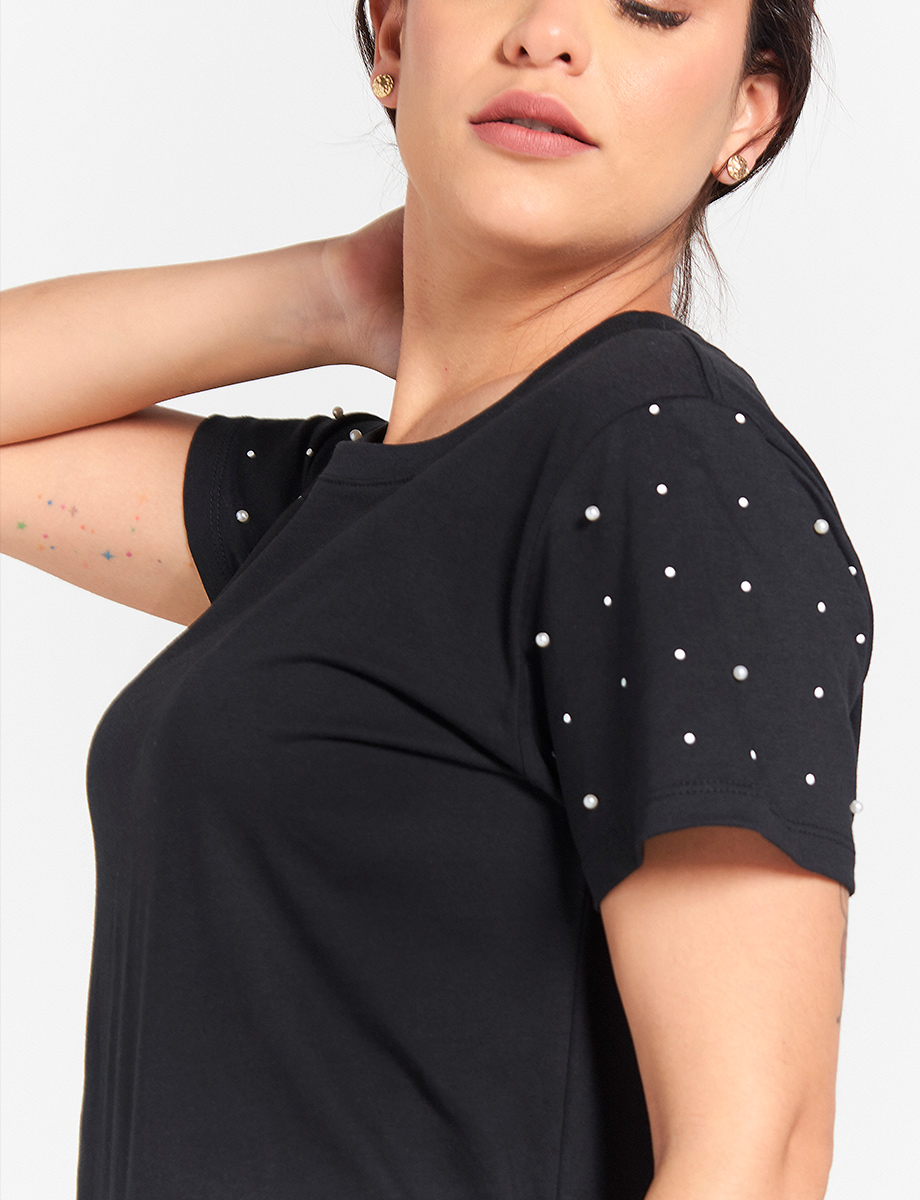 Camiseta Negra con Perlas en Mangas