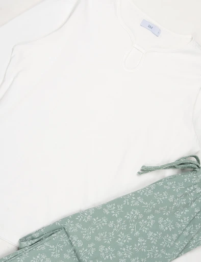 Pijama Buzo Blanco + Pantalón Estampado Flores