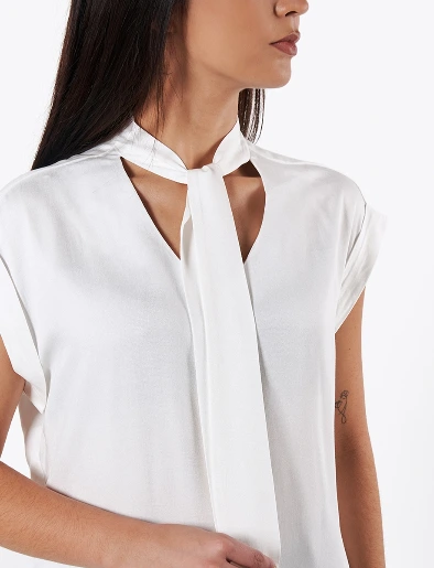 Blusa con Corbata Unicolor